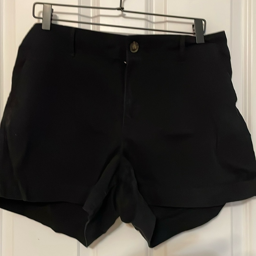 Loft Monroe 4” Chino style short in black.